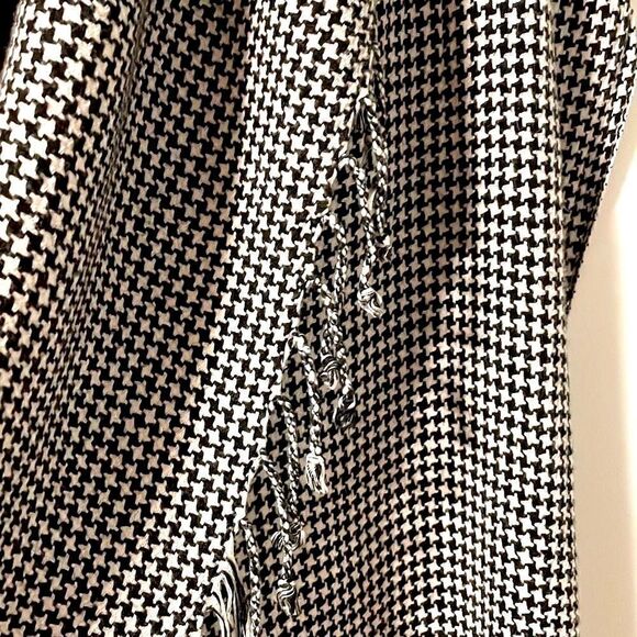 Collection XIIX Soft rayon fringed black & white houndstooth pattern large scarf - Picture 6 of 8
